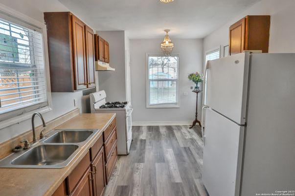 Chandelier, Interior, Kitchen, Wood Texture Flooring