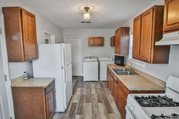 Interior, Kitchen, Washer, Wood Texture Flooring