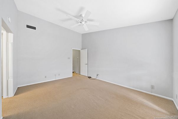 Empty room, Interior