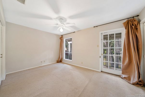Empty room, Interior