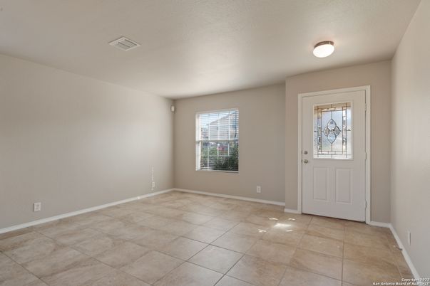 Empty room, Interior