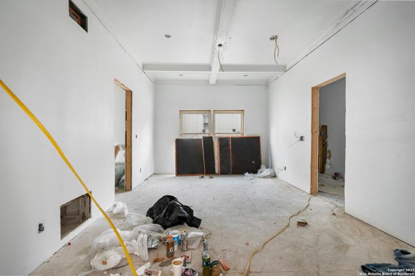 Empty room, Interior