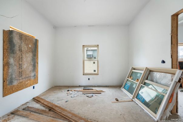 Empty room, Interior