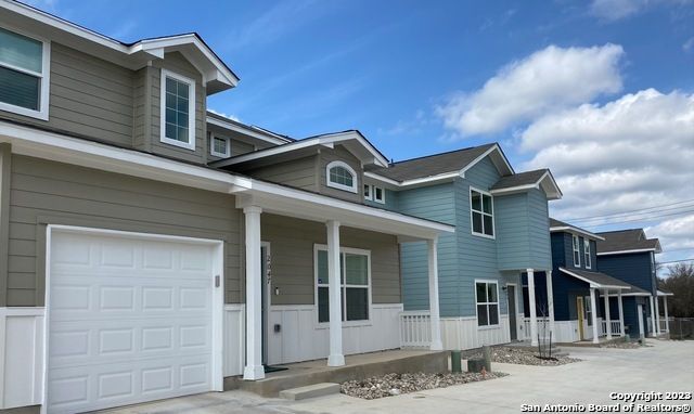 Attached, Exterior, Facade, American Craftsman