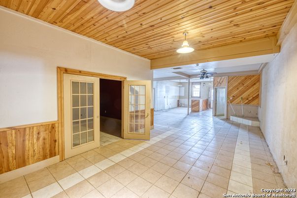 Empty room, Interior, Wooden Ceilings, Wooden Walls