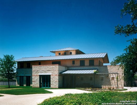 Backyard, Exterior, Facade, Brick Facade, Modern