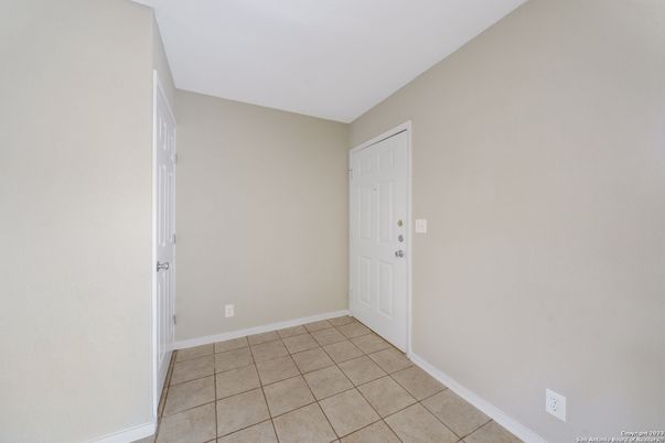 Empty room, Interior
