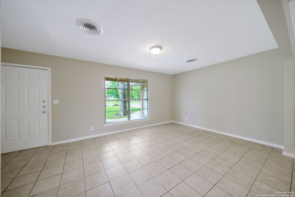 Empty room, Interior