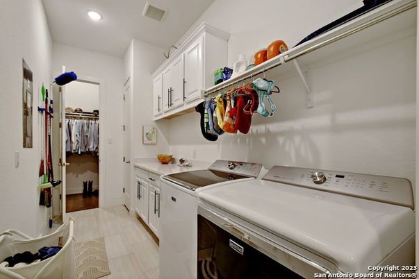Interior, Recessed Lighting, Washer, Wood Texture Flooring