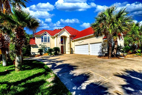 Attached, Exterior, Facade, Mediterranean