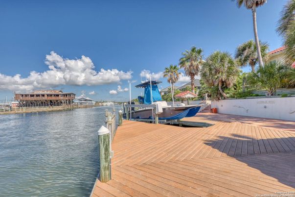 Exterior, Lake