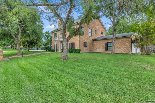 Backyard, Exterior, Facade, Brick Facade, Brick Traditional