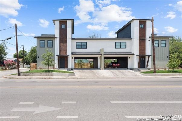 Exterior, Facade, Raised Ranch