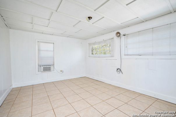 Empty room, Interior
