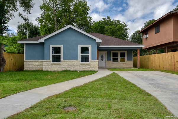 Exterior, Facade, Ranch