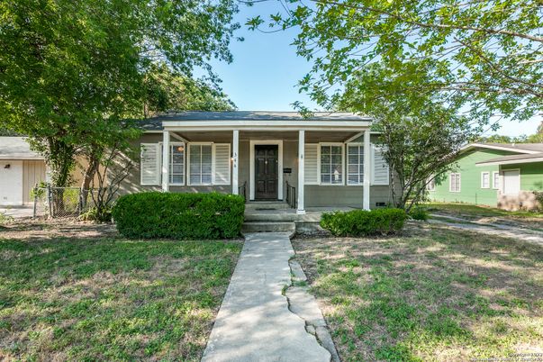 Exterior, Facade, Ranch