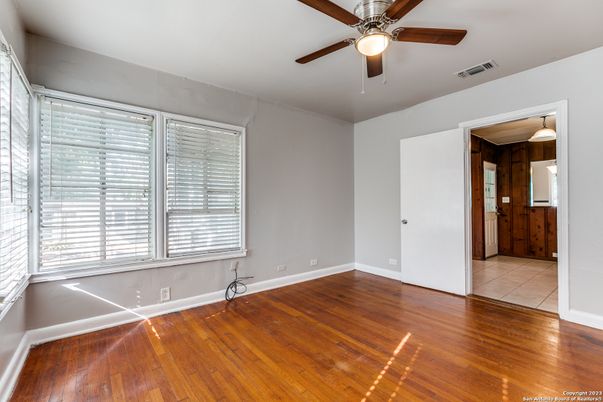 Empty room, Interior, Pendant Lights, Wood Texture Flooring