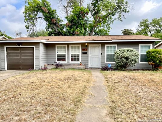 Attached, Exterior, Facade, Ranch