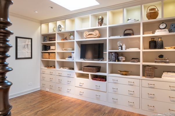 Interior, Recessed Lighting, Wood Texture Flooring