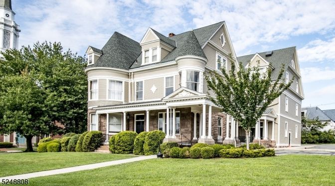 Exterior, Facade, Queen Anne Victorian