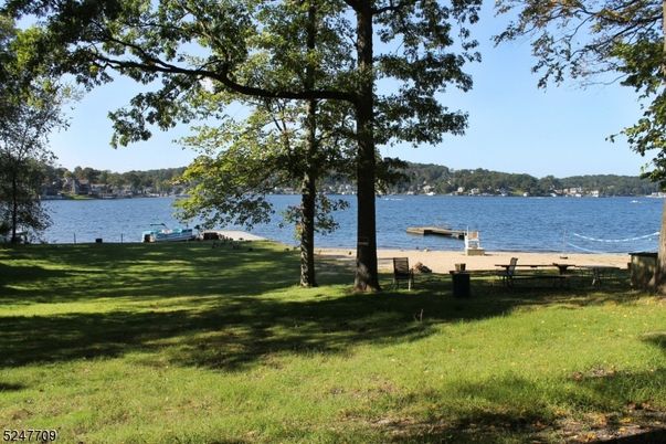 Exterior, Lake