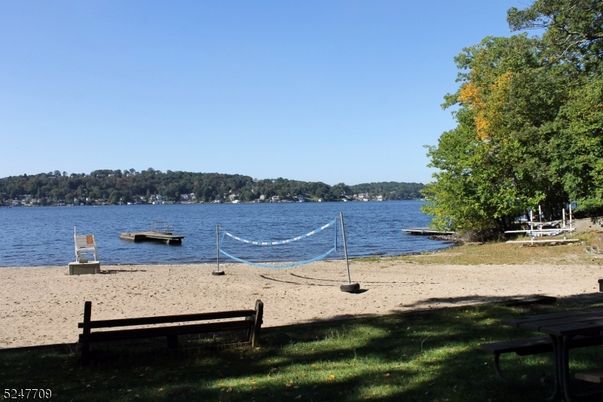 Exterior, Lake