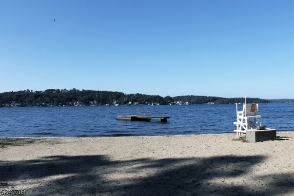 Exterior, Lake