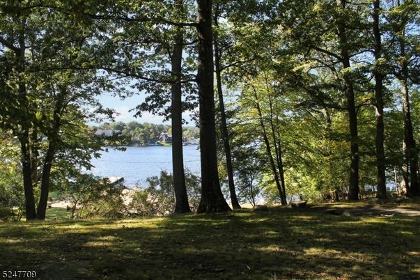 Exterior, Lake