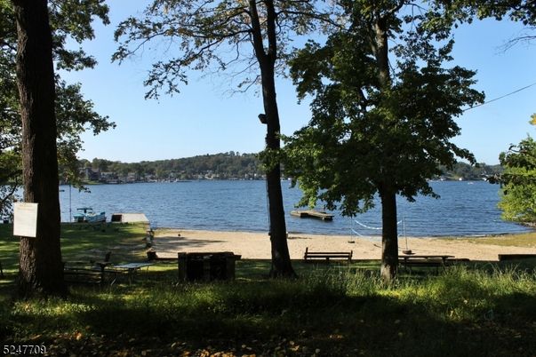 Exterior, Lake