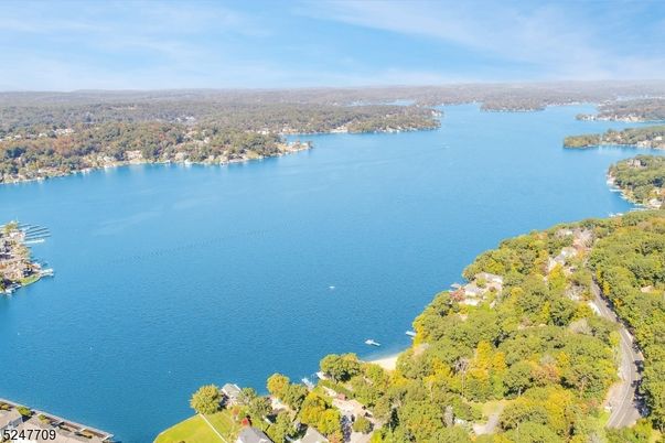 Exterior, Lake
