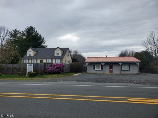 Exterior, Facade, Farmhouse