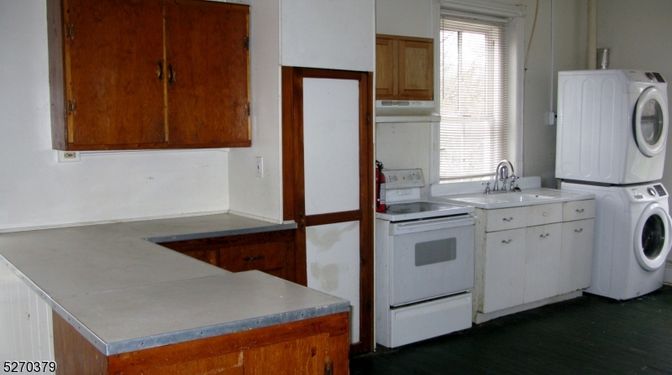 Interior, Washer, Wood Texture Flooring