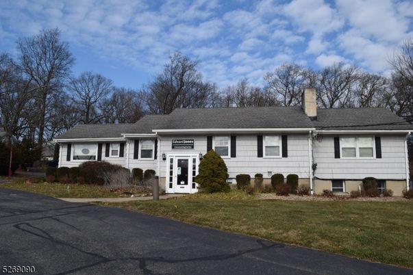 Exterior, Facade, Raised Ranch