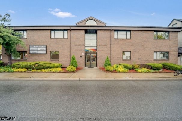 Exterior, Facade, Brick Facade, Georgian