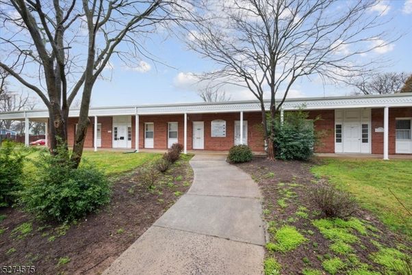 Exterior, Facade, Brick Facade, Ranch