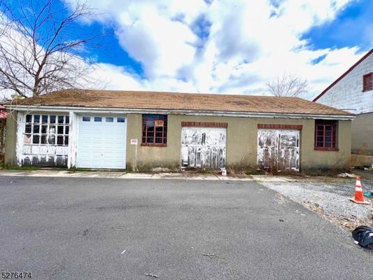 Attached, Exterior, Facade, Ranch
