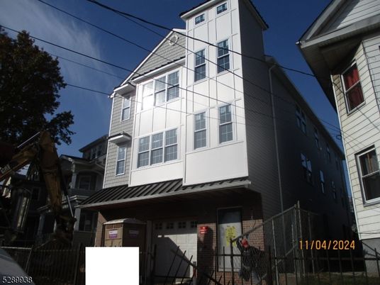 Exterior, Facade, Queen Anne Victorian