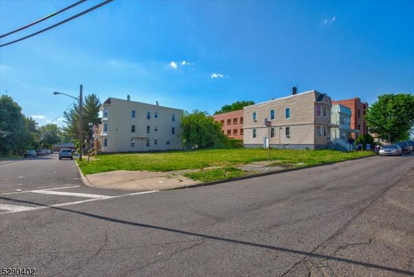 Exterior, Facade, Modern