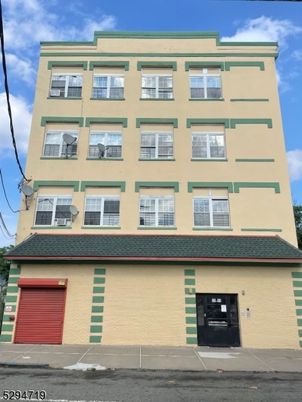 Exterior, Facade, Rowhouse