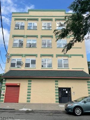 Exterior, Facade, Rowhouse