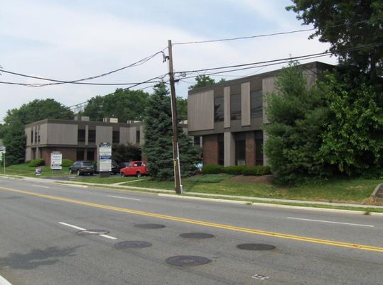 Exterior, Facade, Raised Ranch