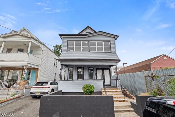 Attached, Exterior, Facade, Queen Anne Victorian