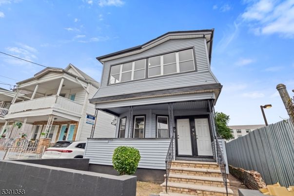 Exterior, Facade, Queen Anne Victorian