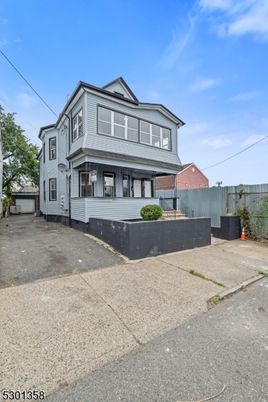 Exterior, Facade, Queen Anne Victorian
