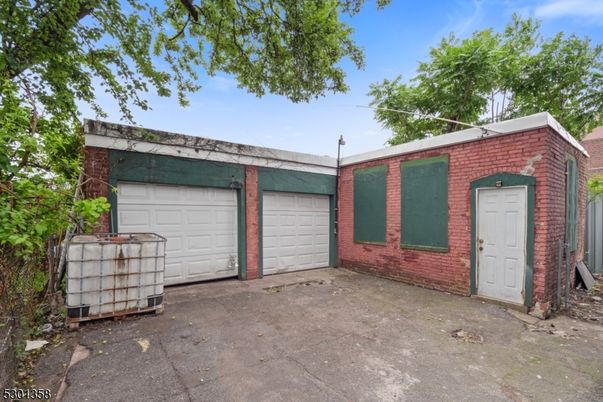 Detached Garage, Exterior