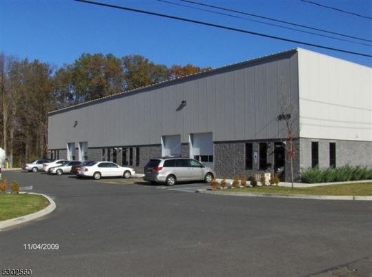 Exterior, Facade, Modern