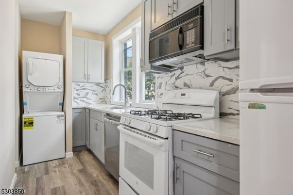 Interior, Kitchen, Washer, Wood Texture Flooring
