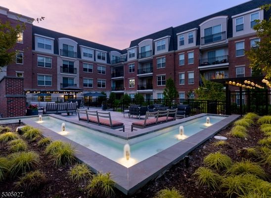 Exterior, Facade, Brick Facade, Pool, Rowhouse