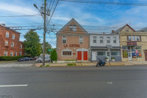Exterior, Facade, Rowhouse