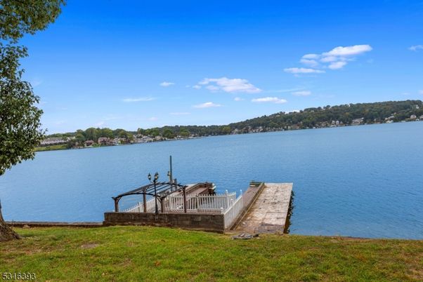 Exterior, Lake